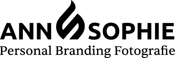 Logo von Ann Sophie Detje, Fotografin für Personal Branding, in goldener Schrift mit stilisiertem Bildzeichen